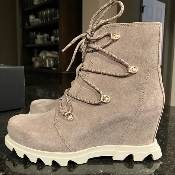 New Sorel Joan Of Arctic Wedge III Lace Boot, Waterproof Suede Lace-Up Booties - Picture 2 of 16